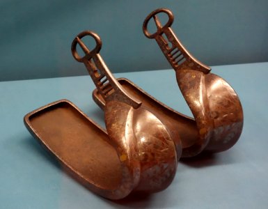 Stirrups by Masaie and Shigehisa, Edo period, 18th century, Yaguruma design in inlay - Tokyo National Museum - DSC05950