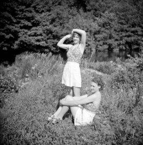Stiefdochters Renée en Hans op een grasveld, Bestanddeelnr 191-0583
