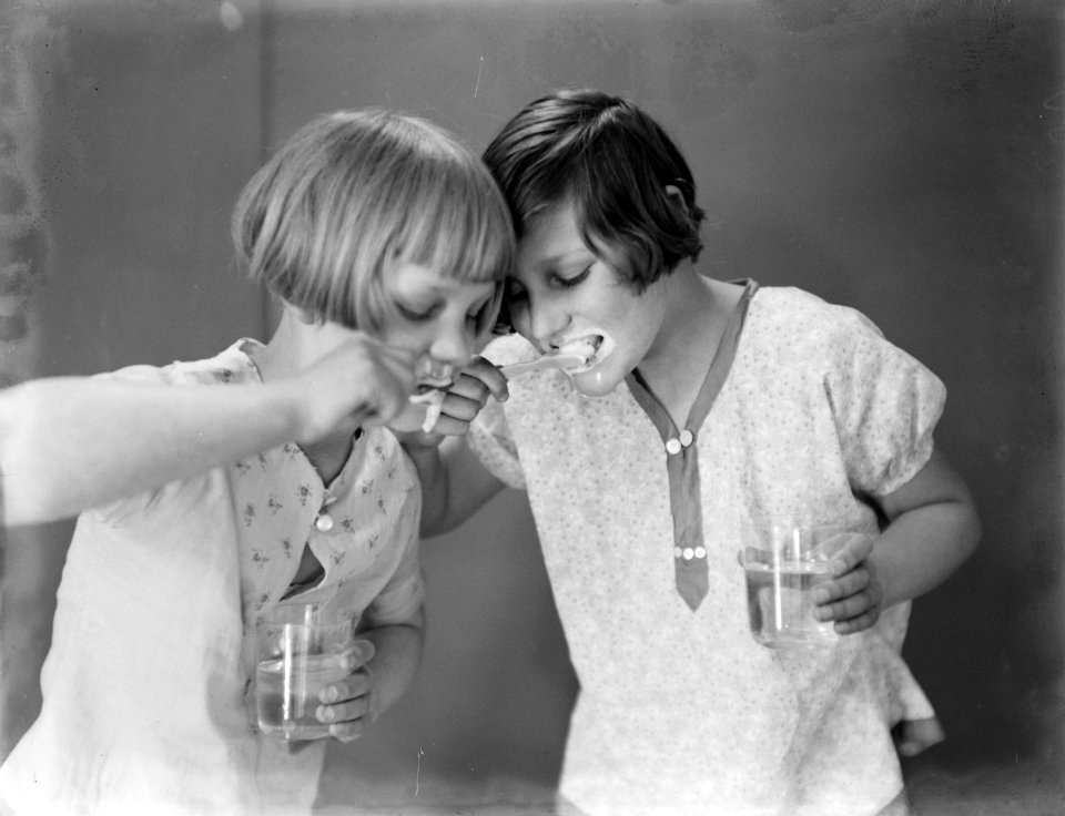 Stiefdochters Renée (links) en Hans poetsen hun tanden, Bestanddeelnr 252-0477