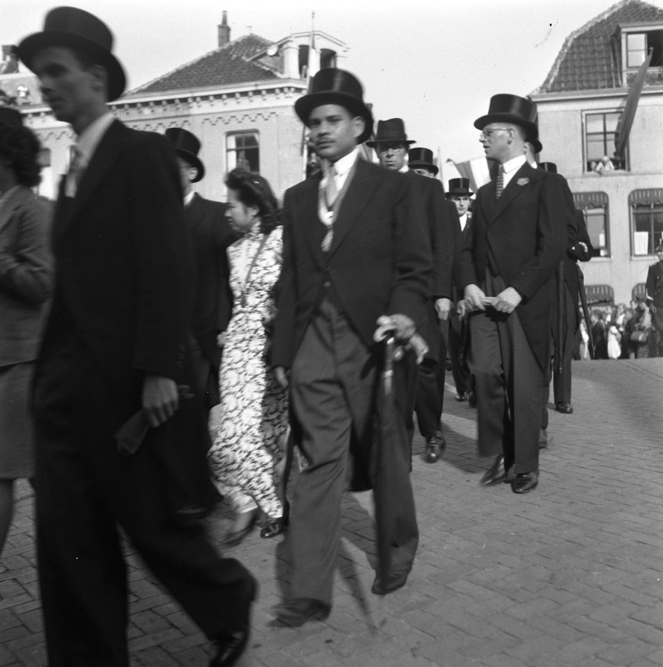 Stoet op weg van Pieterskerk naar Academiegebouw op brug Rapenburg, Bestanddeelnr 900-7928
