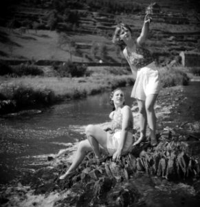 Stiefdochters Renée en Hans bij een watervalletje, Bestanddeelnr 191-0601
