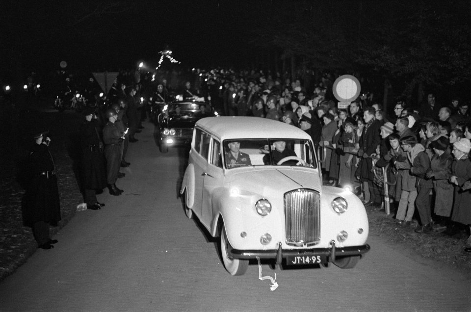 Stoffelijk overschot van prinses Wilhelmina overgebracht, de lijkwagen verlaat d, Bestanddeelnr 914-5734