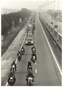 Stoet motorrijders van de motorclub Hells Angels begeleidt het overleden Haarlemse lid Ed Wijnhof naar zijn laatste rustplaats. Amsterdamse Vaart, ter hoogte van het benzinestation en de Bui, NL-HlmNHA 54031643