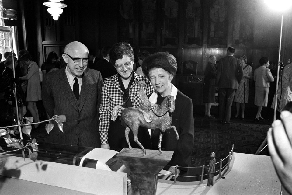 Stichting Comite Standbeeld Koningin Wilhelmina biedt burgemeester Samkalden een, Bestanddeelnr 923-5234