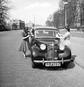 Stichting 40-45 plakt op auto´s sticker van collecte, Bestanddeelnr 934-7075
