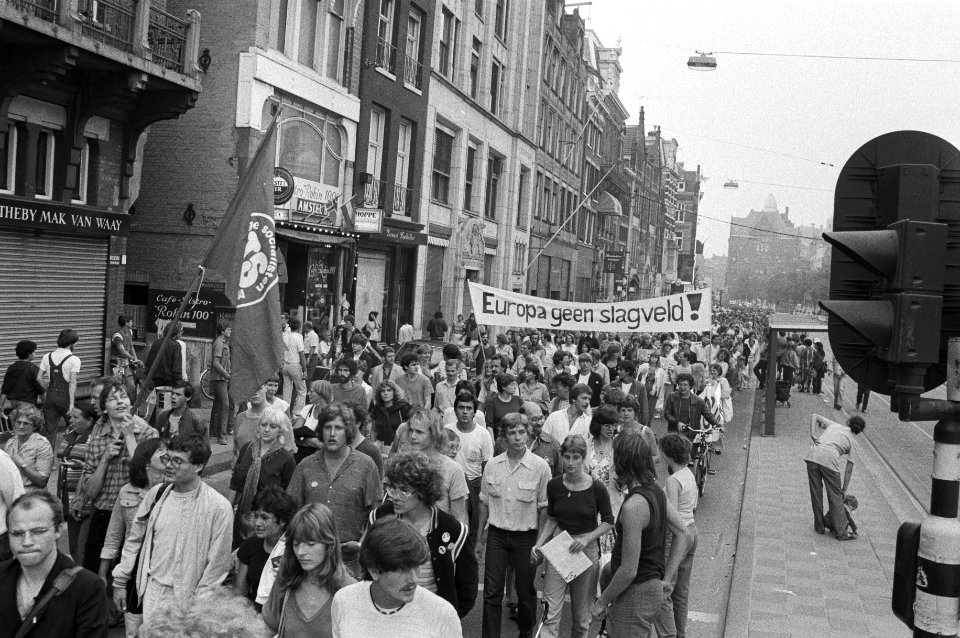 Stoet demonstranten met spandoeken, Bestanddeelnr 931-6263