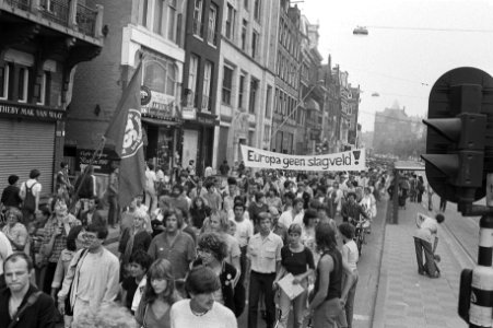 Stoet demonstranten met spandoeken, Bestanddeelnr 931-6263