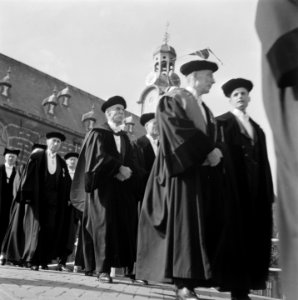 Stoet hoogleraren op weg naar Pieterskerk vanuit het Academiegebouw, Bestanddeelnr 900-7931
