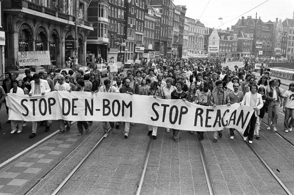 Stoet demonstranten met spandoeken, Bestanddeelnr 931-6261