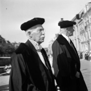 Stoet hoogleraren op weg naar Pieterskerk vanuit het Academiegebouw Twee hoogl, Bestanddeelnr 900-7930