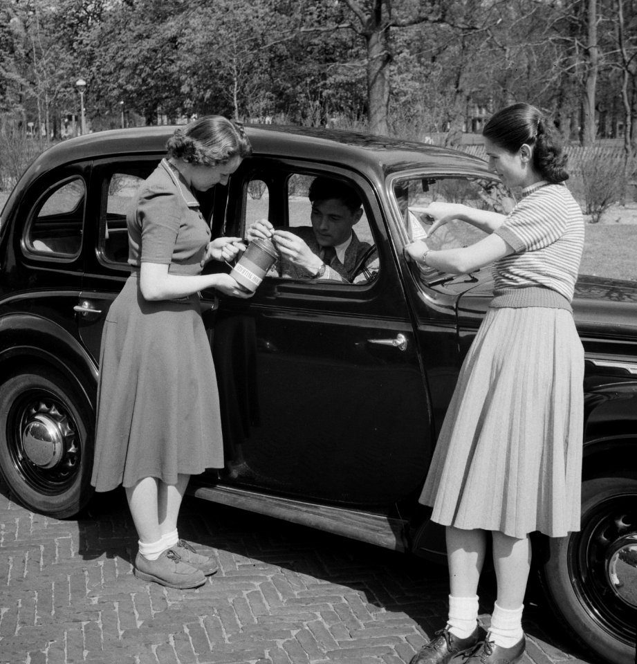 Stichting 40-45 plakt op autos plaquette van collecte, Bestanddeelnr 904-5473