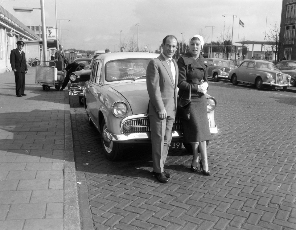 Stirling Moss en echtgenote op Schiphol (opdracht), Bestanddeelnr 909-0283