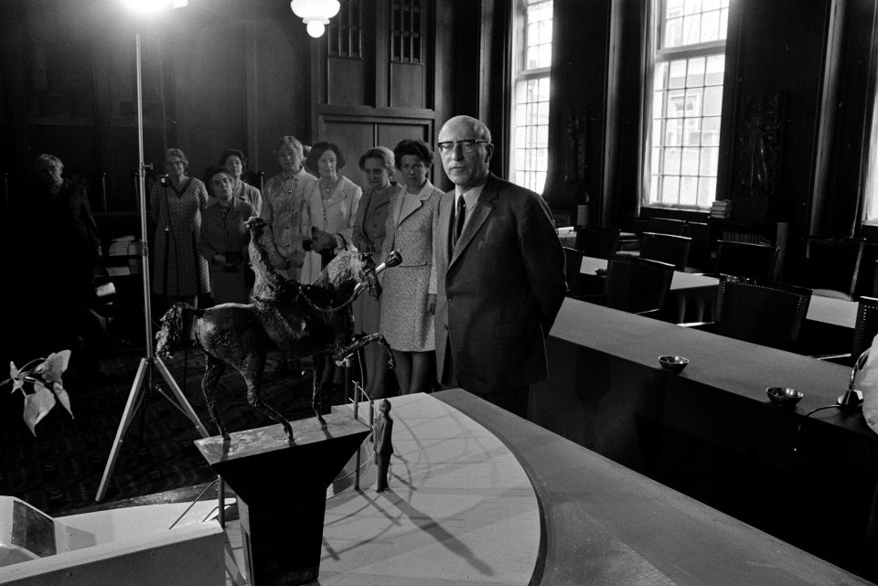 Stichting Comite Standbeeld Koningin Wilhelmina biedt burgemeester Samkalden een, Bestanddeelnr 923-5236