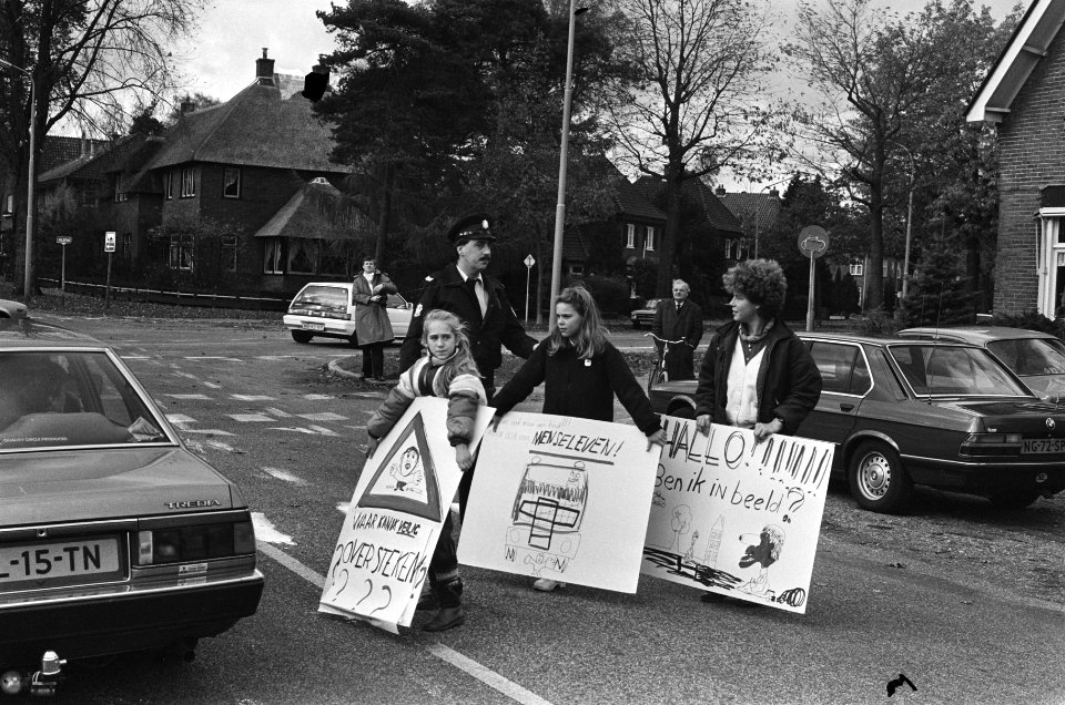 Stichting Kindervuist voert actie in Apeldoorn in verband met Nationale Alarmdag, Bestanddeelnr 933-4801