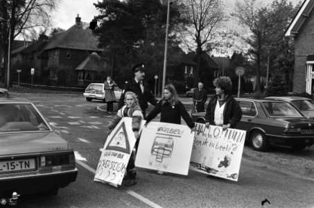 Stichting Kindervuist voert actie in Apeldoorn in verband met Nationale Alarmdag, Bestanddeelnr 933-4801