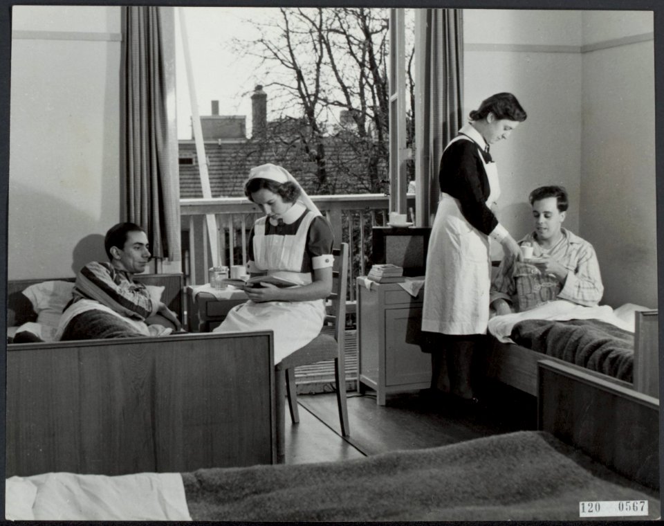 Stichting 1940-1945 Herstellingsoord Paleis het Loo. Verpleegsters verzorgen de , Bestanddeelnr 120-0567