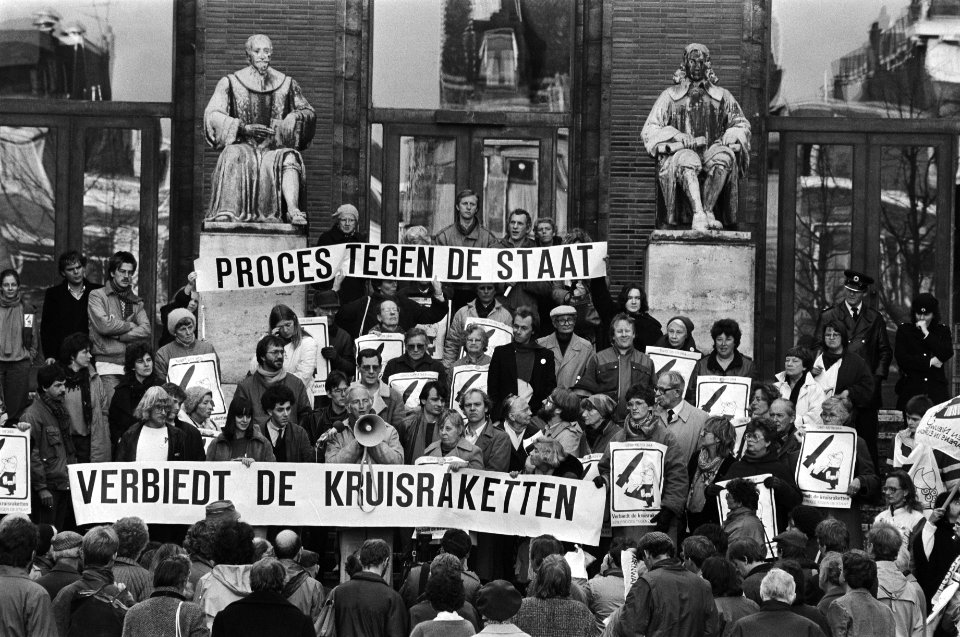 Stichting Verbiedt de Kruisraketten heeft in Den Haag het proces tegen Staat der, Bestanddeelnr 933-1552