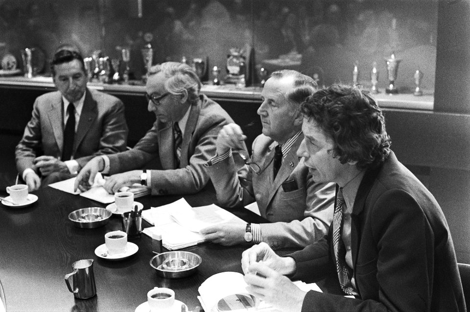 Stichting van de Arbeid bijeen over lonen, van links naa rechts De Wit (NCU), L, Bestanddeelnr 928-6591