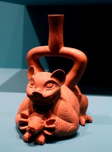 Stirrup spout bottle, feline, Tembladera style, Peru, 1800-100 BC, ceramic - Fowler Museum - University of California, Los Angeles - DSC02381