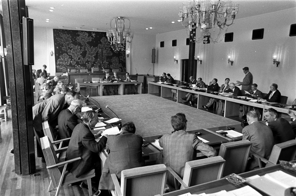 Stichting van de Arbeid bijeen te Den Haag . Overzicht van de vergadering in geb, Bestanddeelnr 921-3902