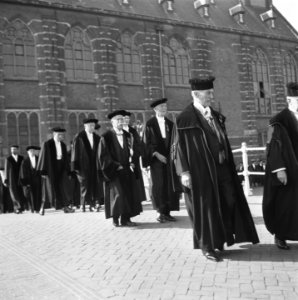 Stoet hoogleraren op weg naar Pieterskerk vanuit het Academiegebouw, Bestanddeelnr 900-7929