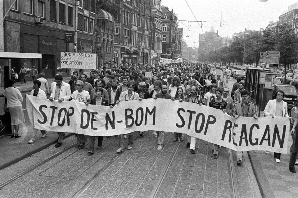 Stoet demonstranten met spandoeken, Bestanddeelnr 931-6262
