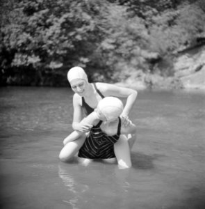 Stiefdochters Hans en Renée stoeiend in het water, Bestanddeelnr 191-0594