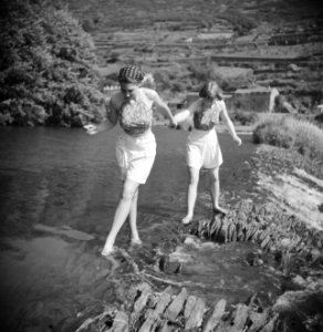 Stiefdochters Hans en Renée lopen door het water, Bestanddeelnr 191-0599