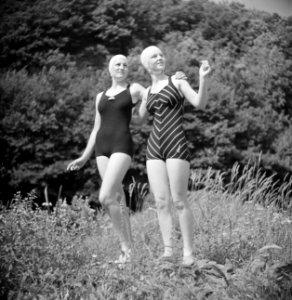 Stiefdochters Hans en Renée poserend in badpak, Bestanddeelnr 191-0606