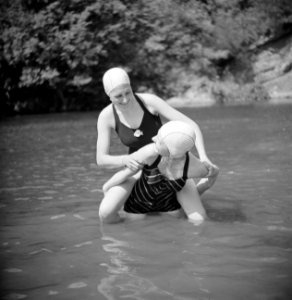 Stiefdochters Hans en Renée stoeiend in het water, Bestanddeelnr 191-0593