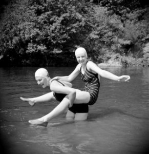 Stiefdochters Hans en Renée stoeiend in het water, Bestanddeelnr 191-0595