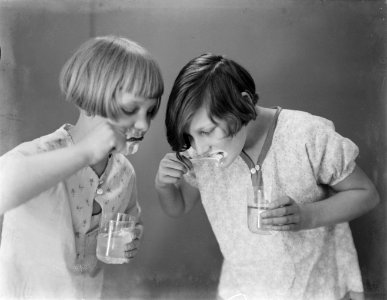 Stiefdochters Renée (links) en Hans poetsen hun tanden, Bestanddeelnr 252-0476