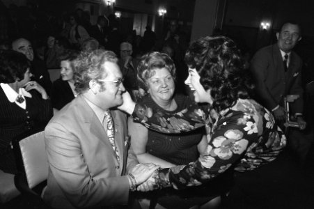 Stichting Conamus reikt gouden harpen uit, vlnr Johnny Jordaan , Tante Leen , Bestanddeelnr 926-0196