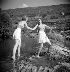 Stiefdochters Renée en Hans bij de het oversteken van een watervalletje, Bestanddeelnr 191-0600