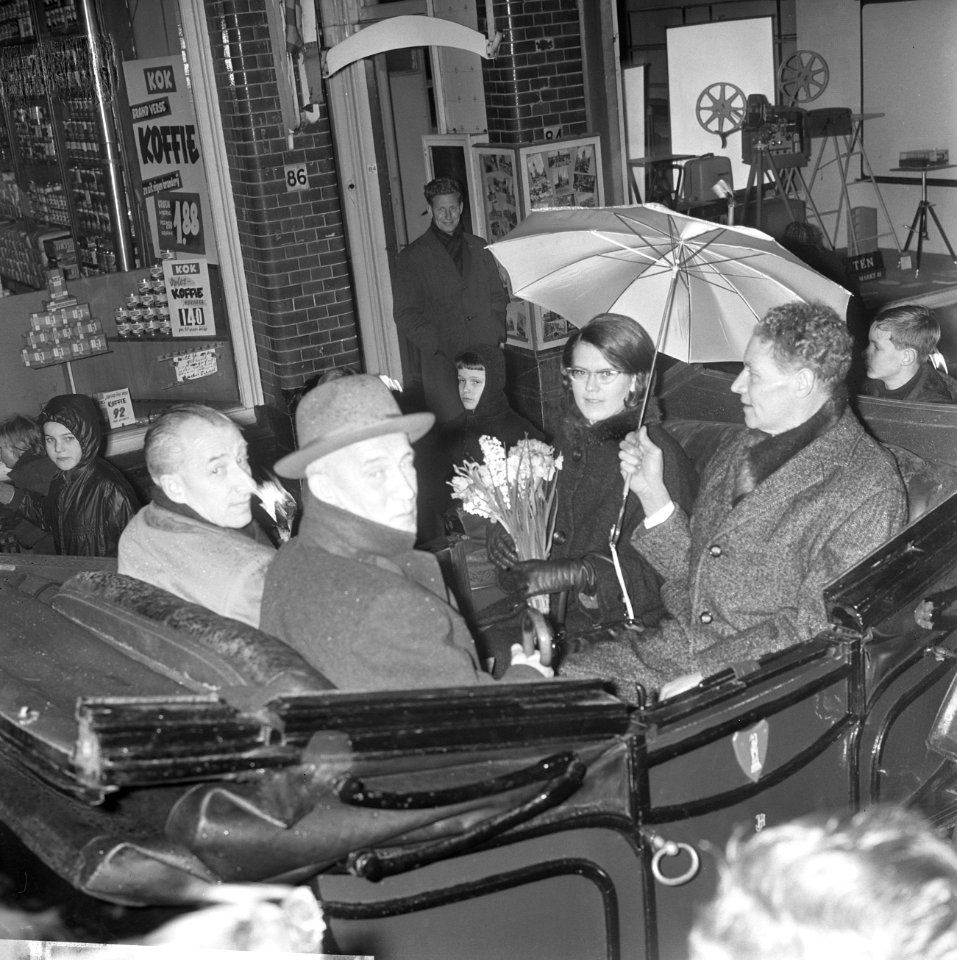 Stien Kaiser gehuldigd in Delft, in de caleche, Bestanddeelnr 918-8298