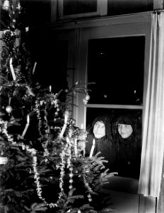 Stiefdochters Hans (links) en Renée kijken door het raam naar de kerstboom, Bestanddeelnr 252-1471