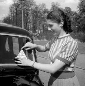 Stichting 40-45 plakt op autos plaquette van collecte, Bestanddeelnr 904-5472