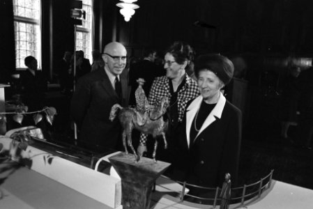 Stichting Comite Standbeeld Koningin Wilhelmina biedt burgemeester Samkalden een, Bestanddeelnr 923-5233