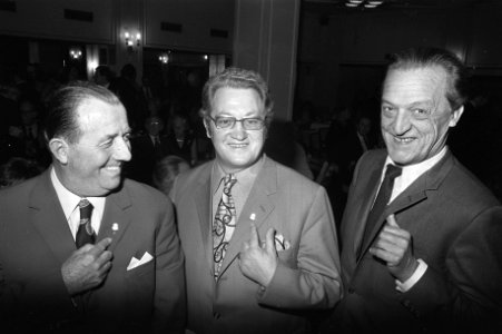 Stichting Conamus reikt gouden harpen uit, met gouden har vlnr Nico Boer , J, Bestanddeelnr 926-0195