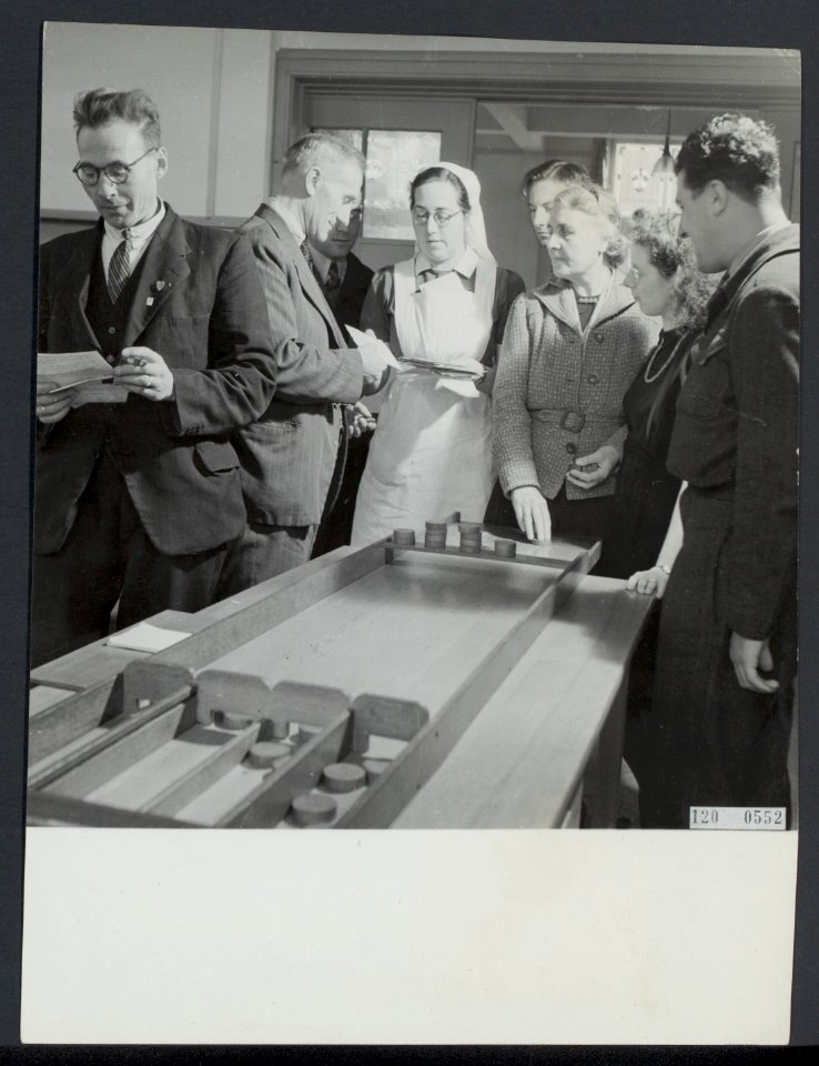 Stichting 1940-1945 Herstellingsoorden. Koninklijk Paleis Het Loo is sanatorium., Bestanddeelnr 120-0552