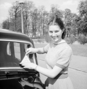 Stichting 40-45 plakt op auto's sticker van collecte, Bestanddeelnr 934-5340