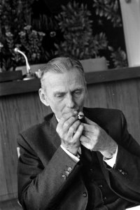 Stichting van de Arbeid bijeen te Den Haag . Dhr. J. Bosma (werkgevers) steekt z, Bestanddeelnr 921-3905