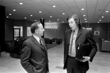 Stichting van de Arbeid bijeen in SER-gebouw VNO-voorzitter Van Veen (l) in ges, Bestanddeelnr 927-5011