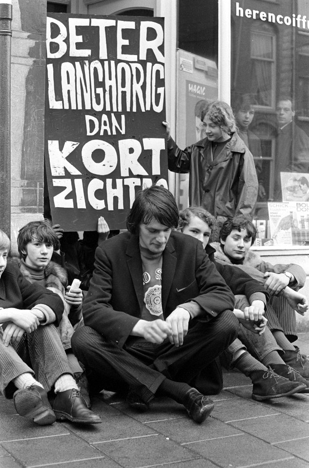 Stichting Pro Lang Haar hield sit-down-staking bij kapperszaak in de J. Verhulst, Bestanddeelnr 918-8318