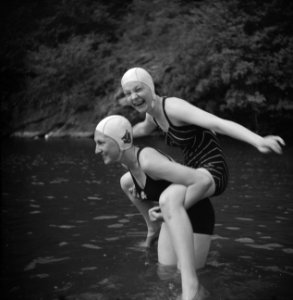 Stiefdochters Hans en Renée stoeiend in het water, Bestanddeelnr 191-0596