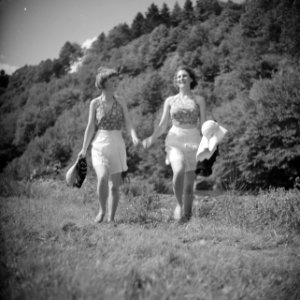 Stiefdochters Hans en Renée lopend langs een stroompje, Bestanddeelnr 191-0605