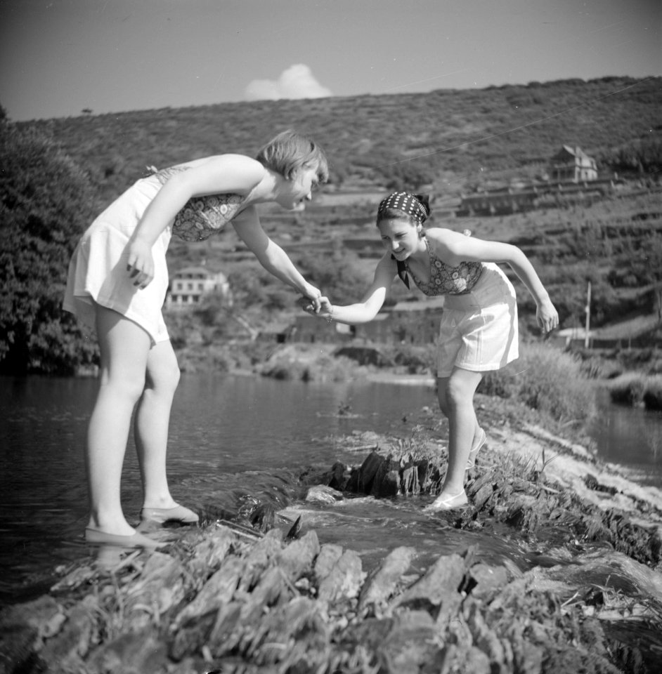Stiefdochters Renée en Hans bij een watervalletje, Bestanddeelnr 191-0602