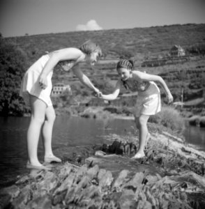 Stiefdochters Renée en Hans bij een watervalletje, Bestanddeelnr 191-0602