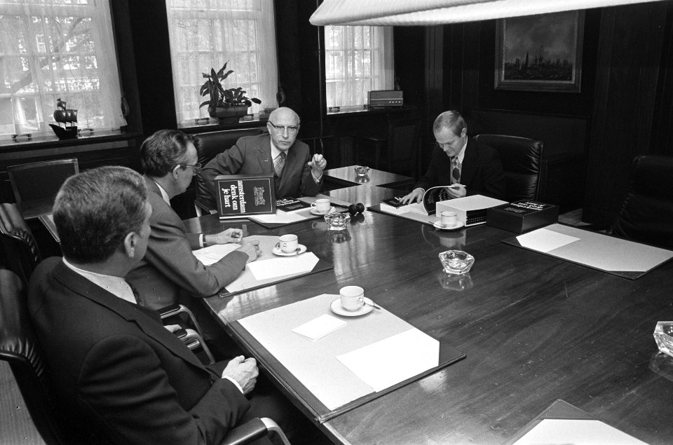 Stichting Amsterdam City biedt rapport Amsterdam denk om je hart aan aan B&W v, Bestanddeelnr 927-4973