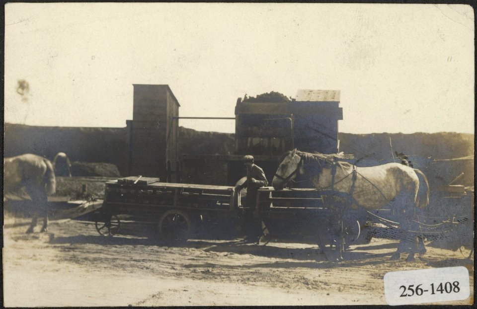 Steenfabriek jongens rijden met een hittewagen de vormen naar de droogplaats, Bestanddeelnr 256-1408